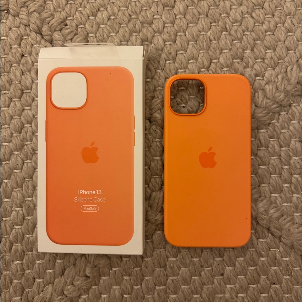 iPhone 13/14/15 Silicone Apple Case in Orange